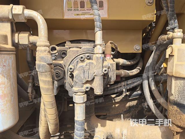 液壓泵艙室正面整體(整機(jī)外觀) 液壓泵艙室正面整體(整機(jī)外觀)