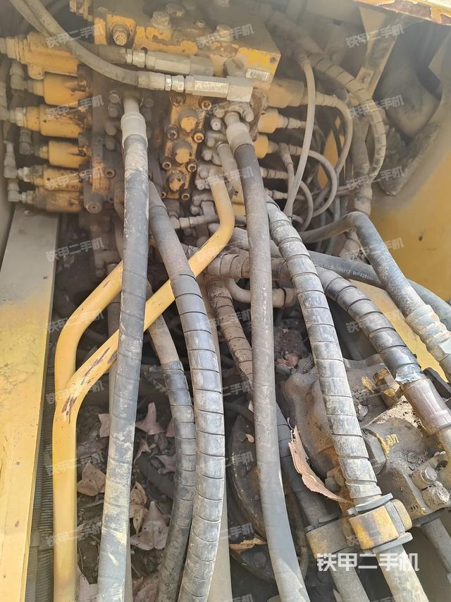 回轉(zhuǎn)馬達(dá)和主控閥(整機(jī)外觀) 回轉(zhuǎn)馬達(dá)和主控閥(整機(jī)外觀)