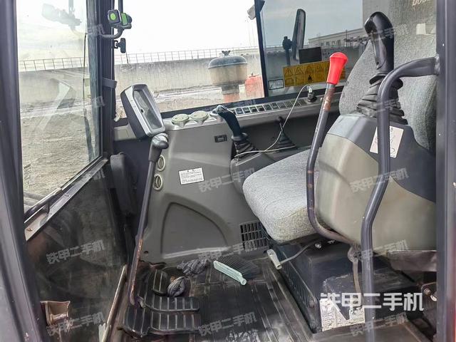駕駛室整體(整機外觀) 駕駛室整體(整機外觀)