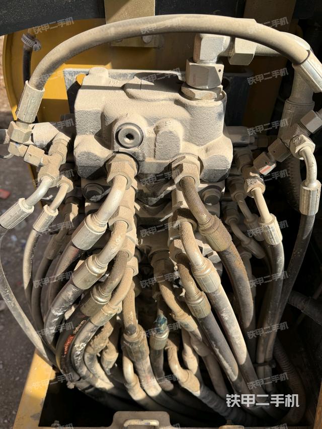 回轉馬達和主控閥（整機外觀）