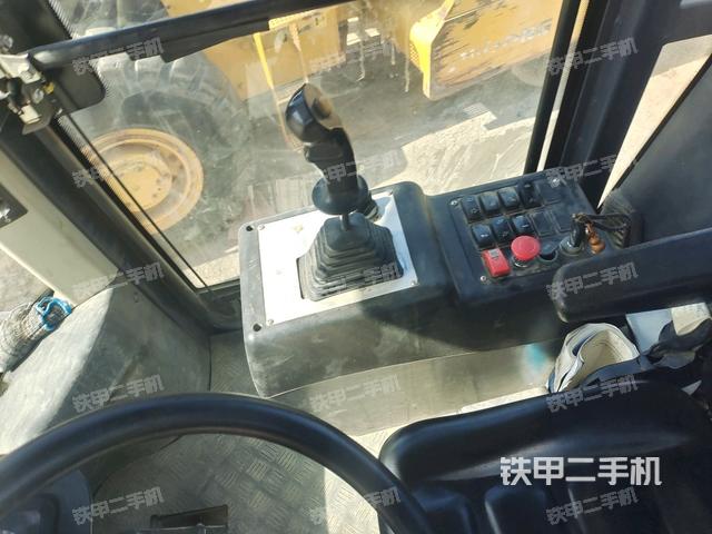 駕駛室頂蓬內(nèi)（壓路機駕駛室）