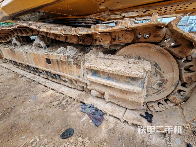 液壓泵艙室正面整體（整機外觀）