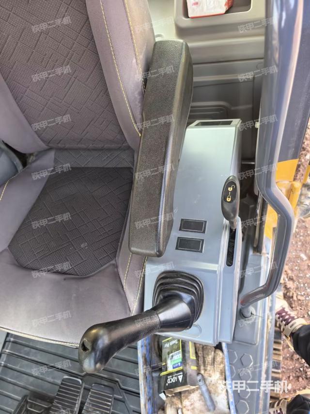 座椅左側(cè)控制臺/音響/含左手柄(駕駛室部分) 座椅左側(cè)控制臺/音響/含左手柄(駕駛室部分)