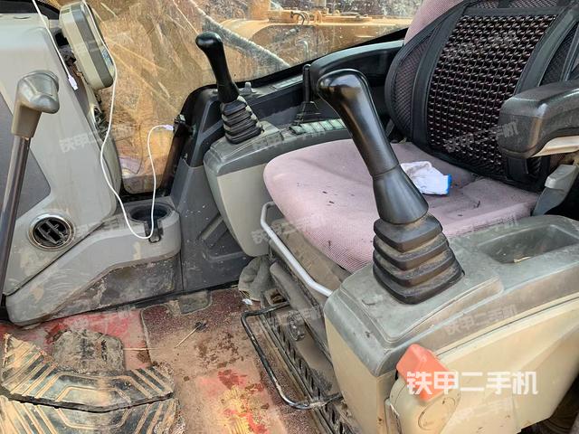 駕駛室整體(整機(jī)外觀) 駕駛室整體(整機(jī)外觀)