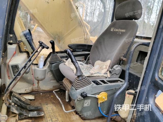 座椅右側(cè)控制臺/鑰匙門/油門/含右手柄（駕駛室部分）