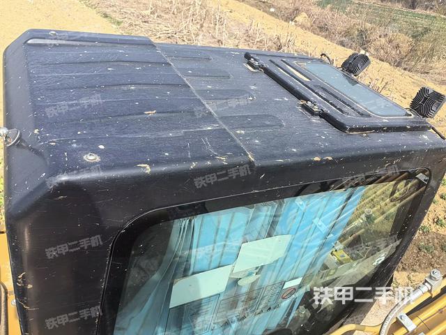 駕駛室頂部(整機(jī)外觀) 駕駛室頂部(整機(jī)外觀)