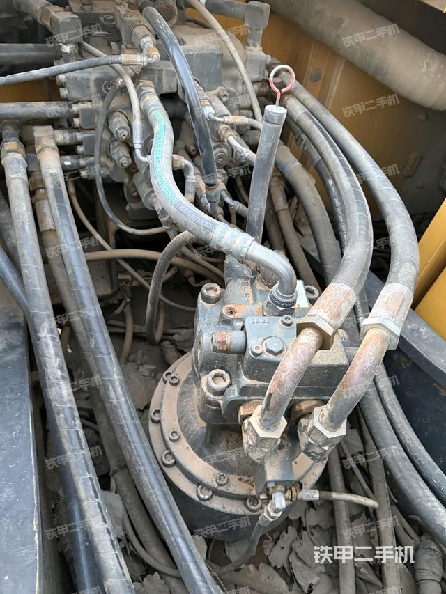 回轉(zhuǎn)馬達(dá)和主控閥（整機(jī)外觀）