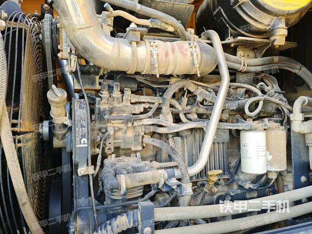 發(fā)動機(jī)左側(cè)（整機(jī)外觀及大件）