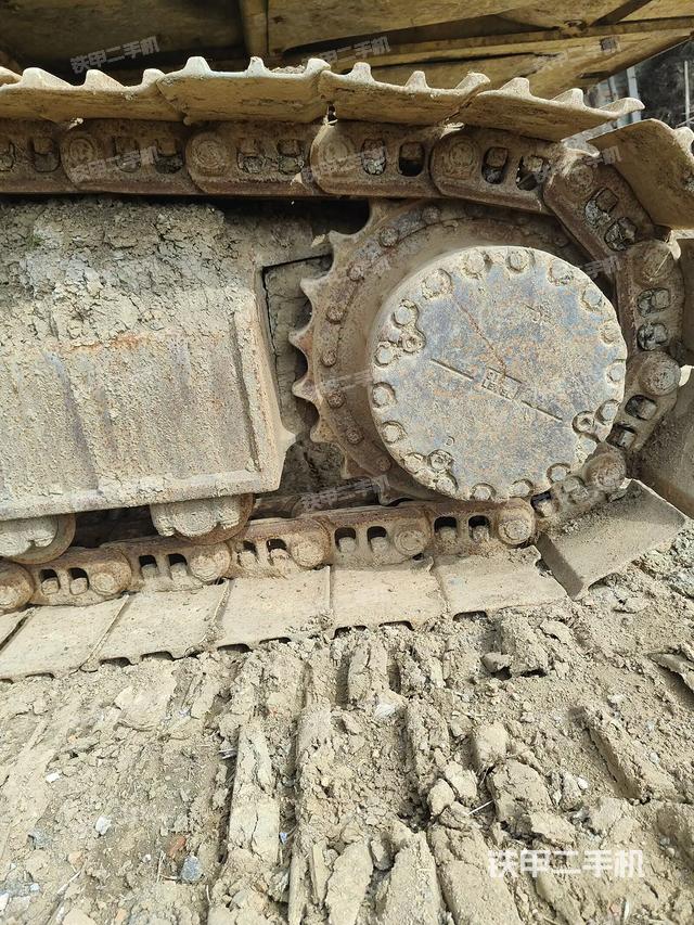 單側(cè)履帶整體(整機(jī)外觀) 單側(cè)履帶整體(整機(jī)外觀)