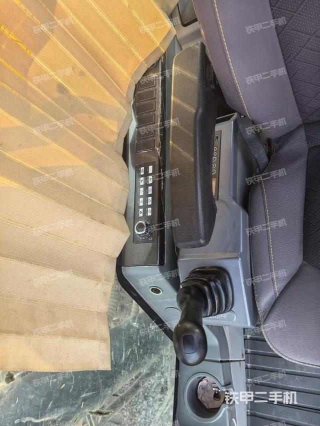 座椅右側(cè)控制臺/鑰匙門/油門/含右手柄(駕駛室部分) 座椅右側(cè)控制臺/鑰匙門/油門/含右手柄(駕駛室部分)