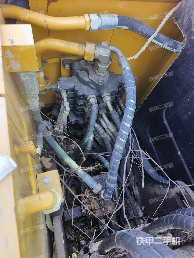 回转马达和主控阀（整机外观）