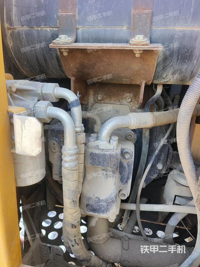 液压泵舱室正面整体（整机外观）