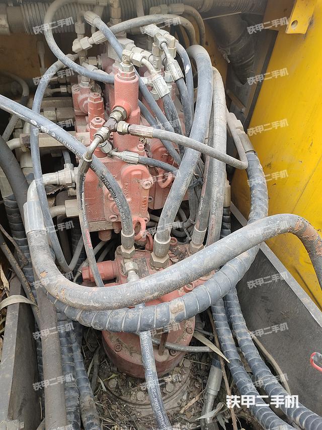 回转马达和主控阀（整机外观）