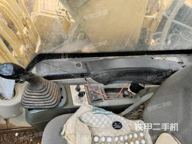 行走控制手柄和踏板?俯拍（駕駛室部分）