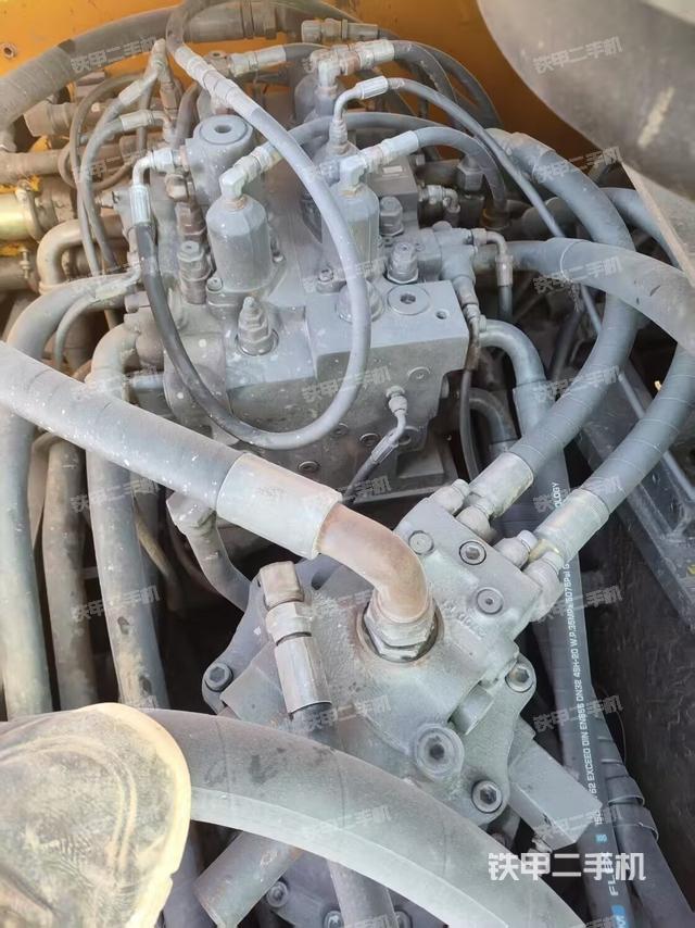 回轉(zhuǎn)馬達(dá)和主控閥(整機(jī)外觀(guān)) 回轉(zhuǎn)馬達(dá)和主控閥(整機(jī)外觀(guān))