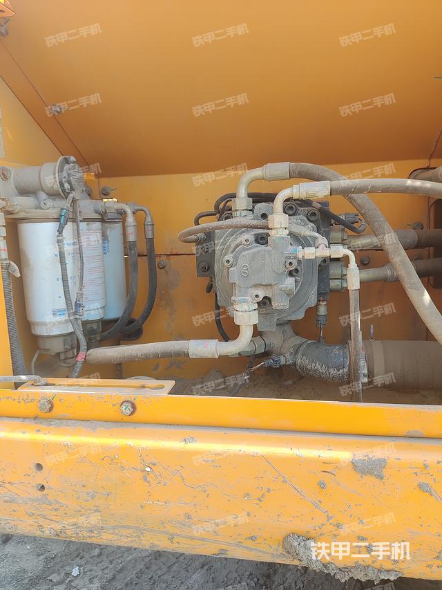 液压泵舱室正面整体（整机外观）