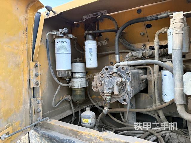 液壓泵艙室正面整體（整機(jī)外觀）