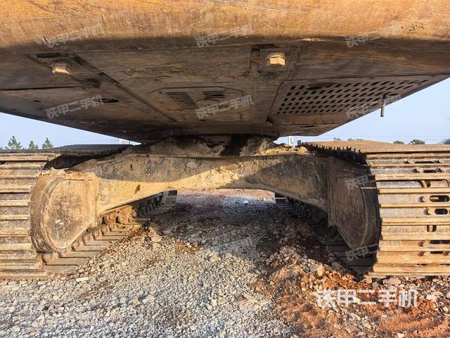 轉(zhuǎn)盤和下車架正前(工作和回轉(zhuǎn)裝置) 轉(zhuǎn)盤和下車架正前(工作和回轉(zhuǎn)裝置)