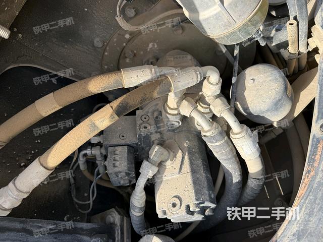 液壓泵艙室正面整體(整機外觀) 液壓泵艙室正面整體(整機外觀)