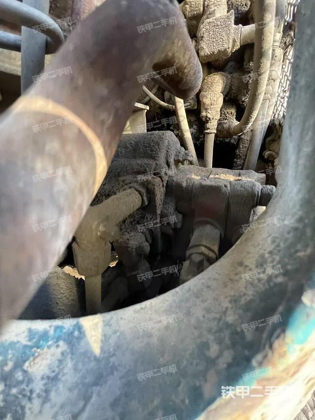 液压泵舱室正面整体（整机外观）