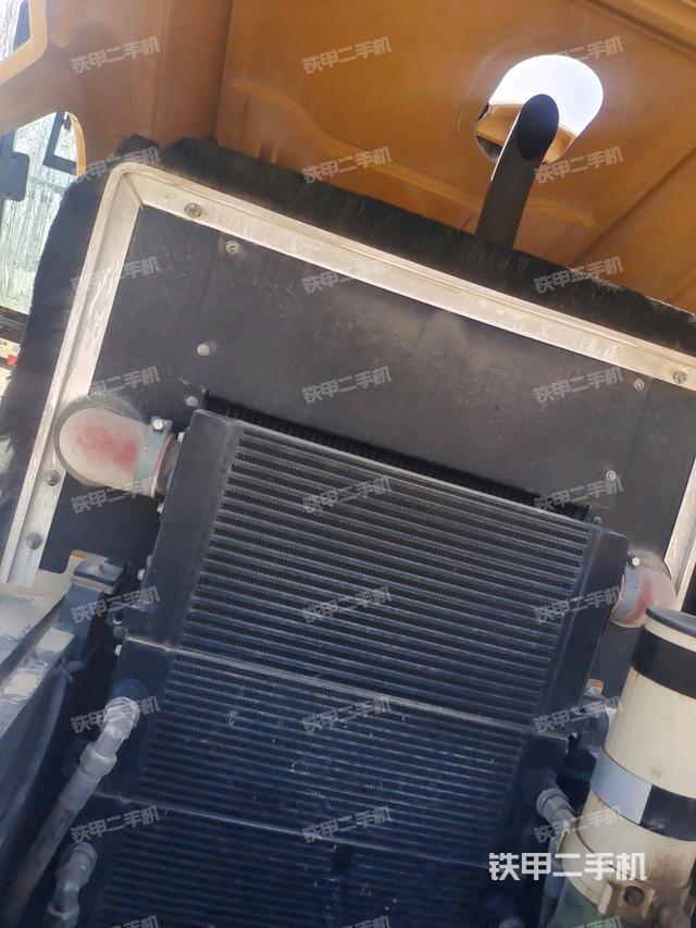 發(fā)動機右側(cè)全景（壓路機發(fā)動機艙）