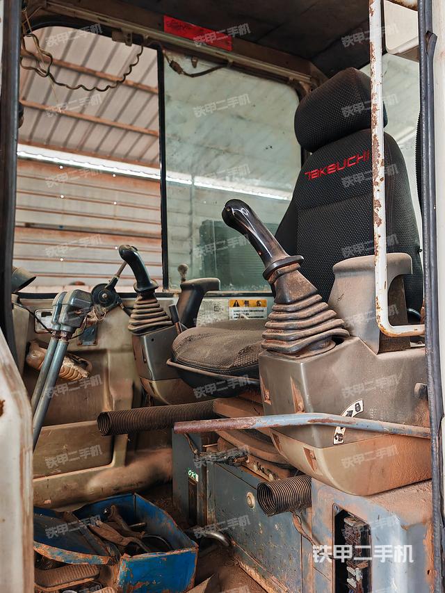 液压泵舱室正面整体（整机外观）