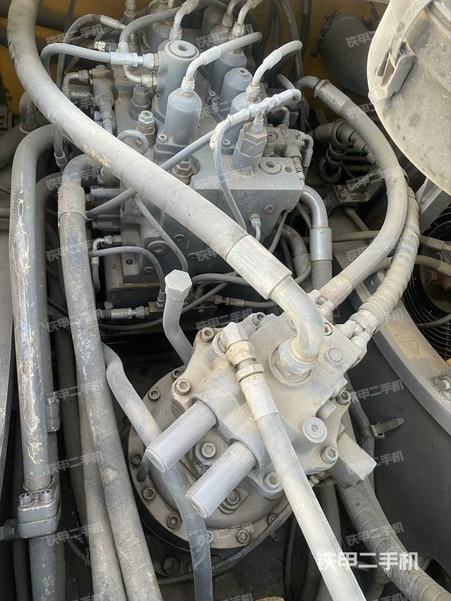 回轉(zhuǎn)馬達(dá)和主控閥（整機(jī)外觀）