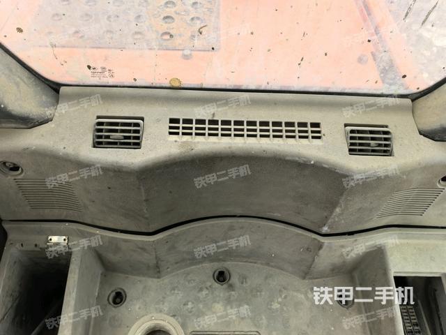行走控制手柄和踏板?俯拍(駕駛室部分) 行走控制手柄和踏板?俯拍(駕駛室部分)