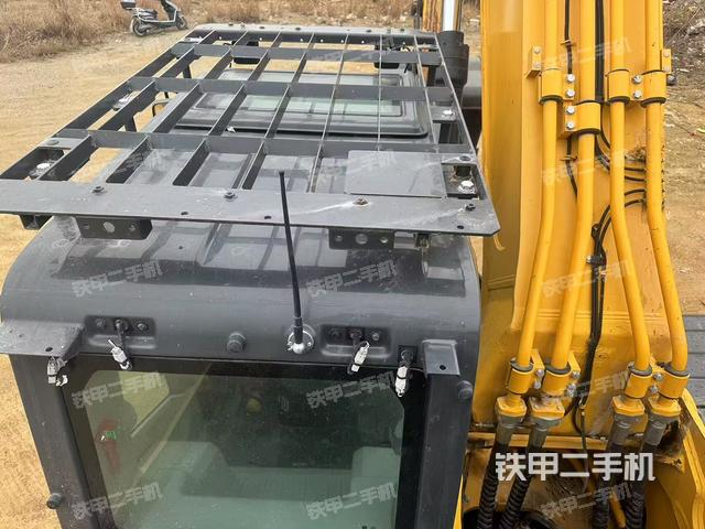 駕駛室頂部(整機(jī)外觀) 駕駛室頂部(整機(jī)外觀)