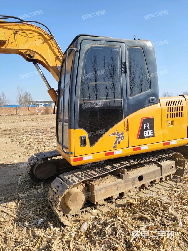 駕駛室整體(整機(jī)外觀) 駕駛室整體(整機(jī)外觀)