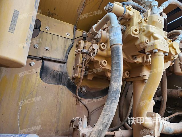 液压泵舱室正面整体（整机外观）