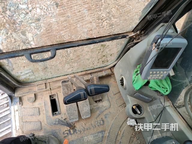 行走控制手柄和踏板?俯拍(駕駛室部分) 行走控制手柄和踏板?俯拍(駕駛室部分)