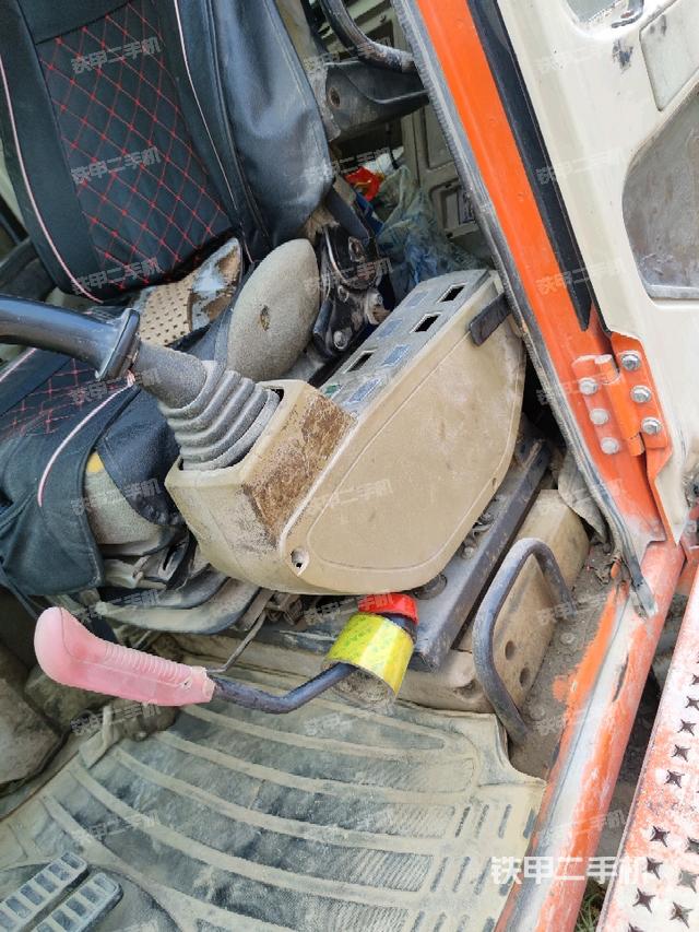 座椅左側(cè)控制臺/音響/含左手柄(駕駛室部分) 座椅左側(cè)控制臺/音響/含左手柄(駕駛室部分)