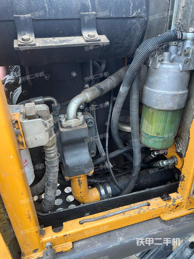 液壓泵艙室正面整體(整機外觀) 液壓泵艙室正面整體(整機外觀)