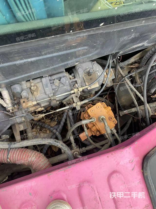 液压泵舱室正面整体（整机外观）