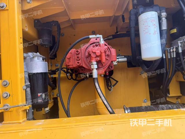 液壓泵艙室正面整體(整機(jī)外觀) 液壓泵艙室正面整體(整機(jī)外觀)