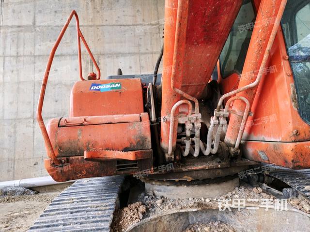 大臂油缸整體?豎拍(工作和回轉(zhuǎn)裝置) 大臂油缸整體?豎拍(工作和回轉(zhuǎn)裝置)