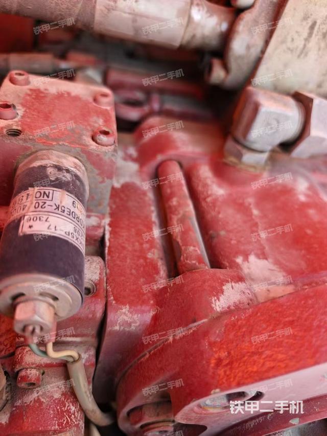 液壓泵艙室正面整體（整機外觀）