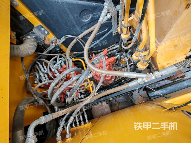 回轉(zhuǎn)馬達和主控閥(整機外觀) 回轉(zhuǎn)馬達和主控閥(整機外觀)