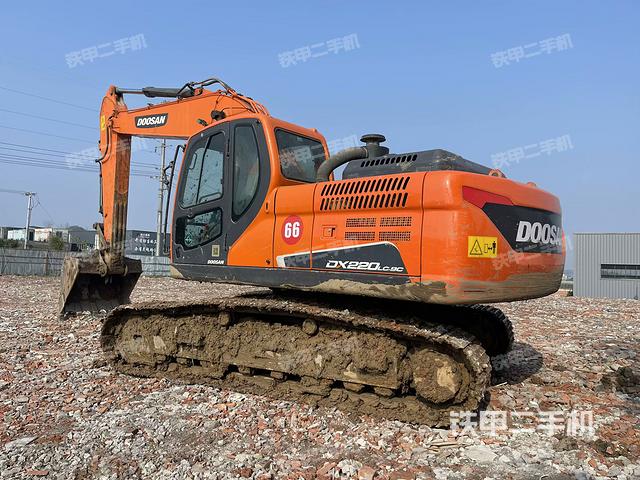 單側(cè)履帶整體(整機外觀) 單側(cè)履帶整體(整機外觀)