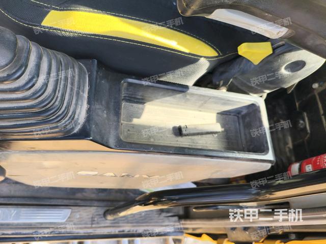 座椅右側(cè)控制臺(tái)/鑰匙門(mén)/油門(mén)/含右手柄（駕駛室部分）