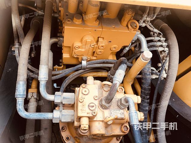 回转马达和主控阀（整机外观）