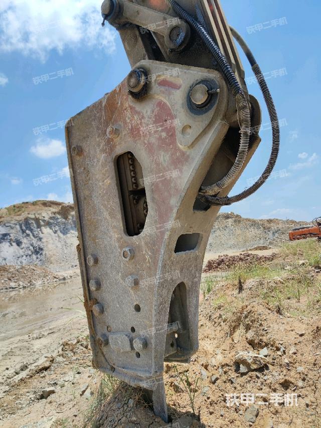 鏟斗右后整體(工作和回轉(zhuǎn)裝置) 鏟斗右后整體(工作和回轉(zhuǎn)裝置)