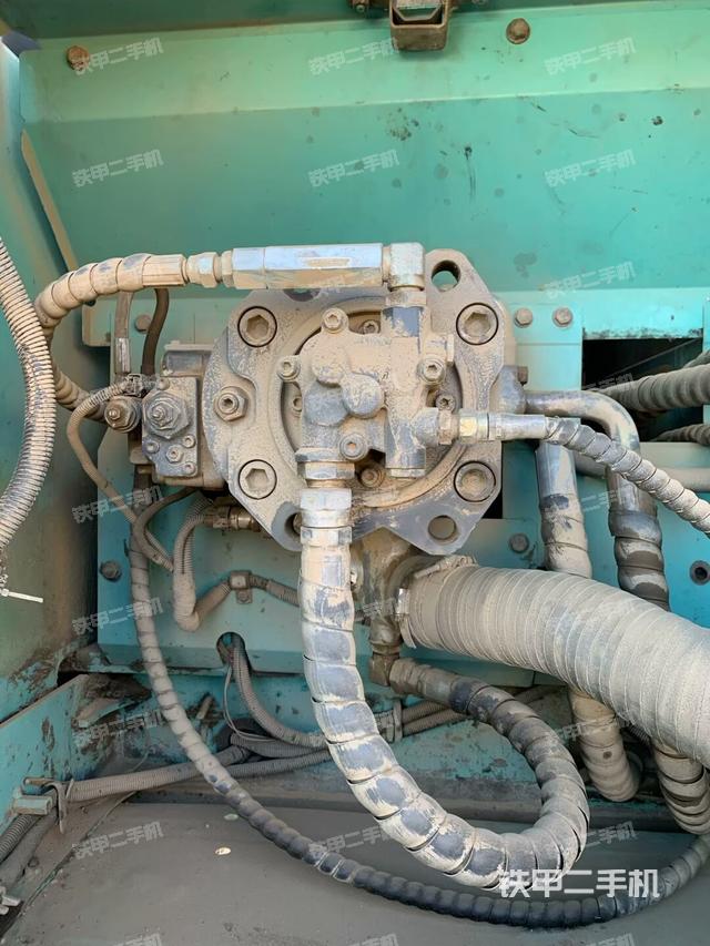 液壓泵艙室正面整體(整機(jī)外觀) 液壓泵艙室正面整體(整機(jī)外觀)