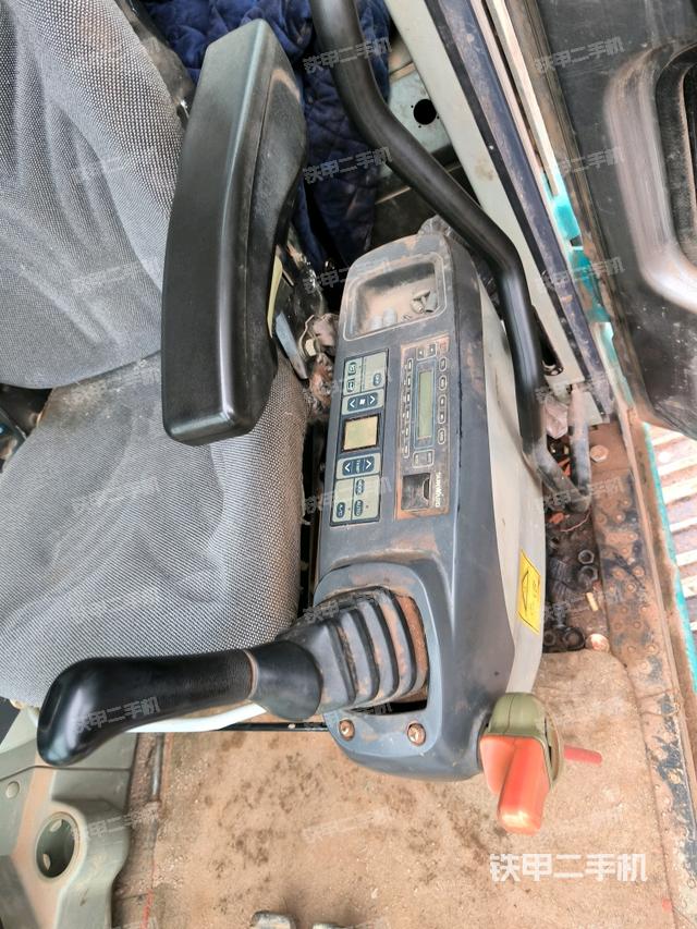 座椅左側(cè)控制臺/音響/含左手柄（駕駛室部分）