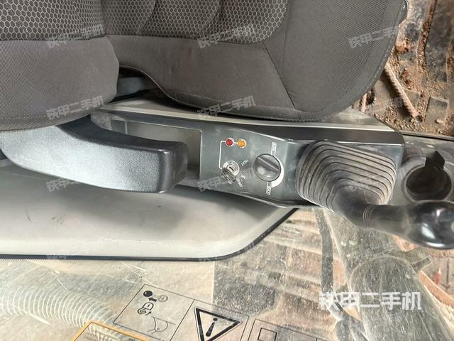 行走控制手柄和踏板?俯拍(駕駛室部分) 行走控制手柄和踏板?俯拍(駕駛室部分)