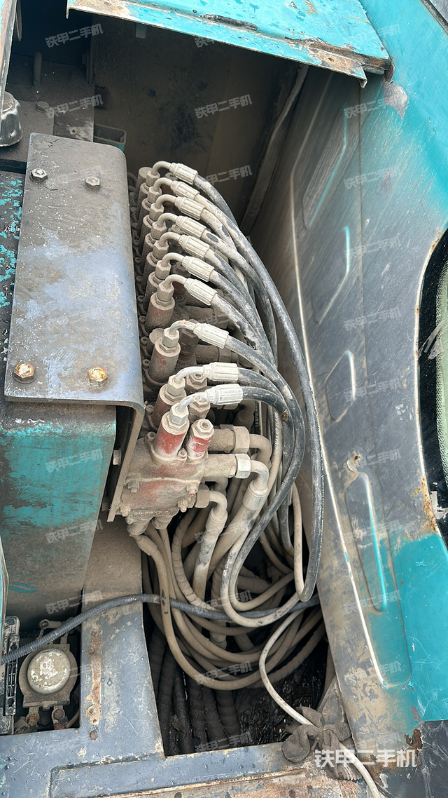 液压泵舱室正面整体（整机外观）