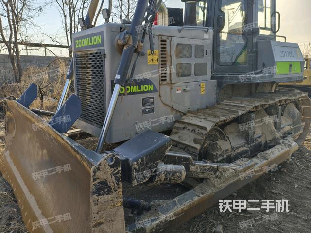 右前45°(推土機整車外觀) 右前45°(推土機整車外觀)