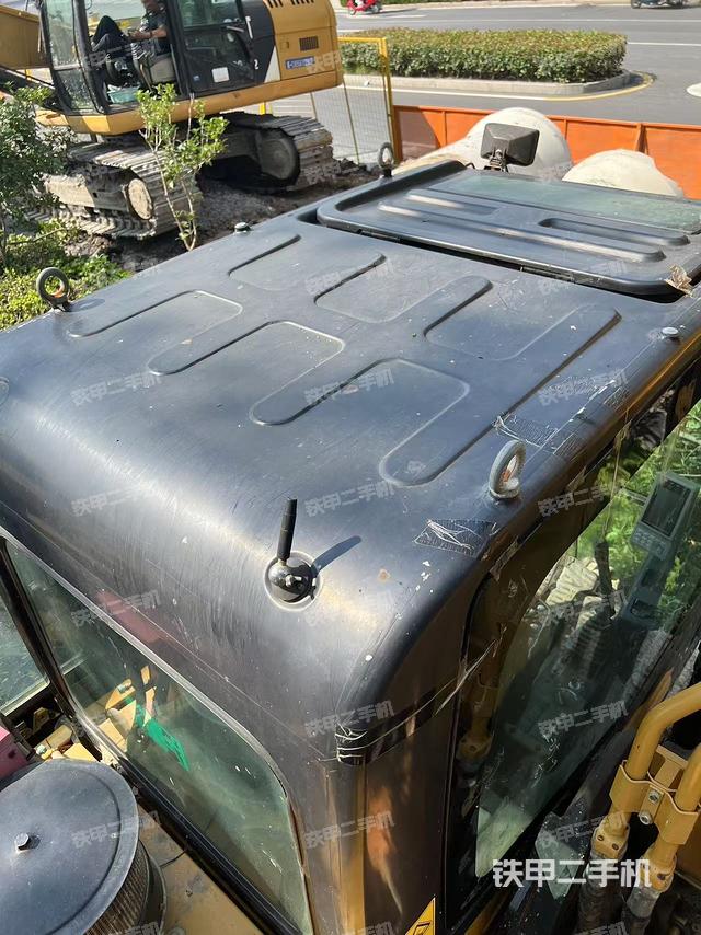 驾驶室顶部（整机外观）