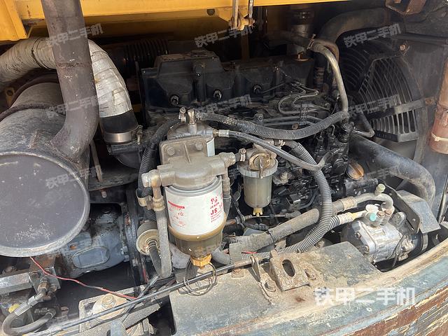 液壓泵艙室正面整體（整機外觀）